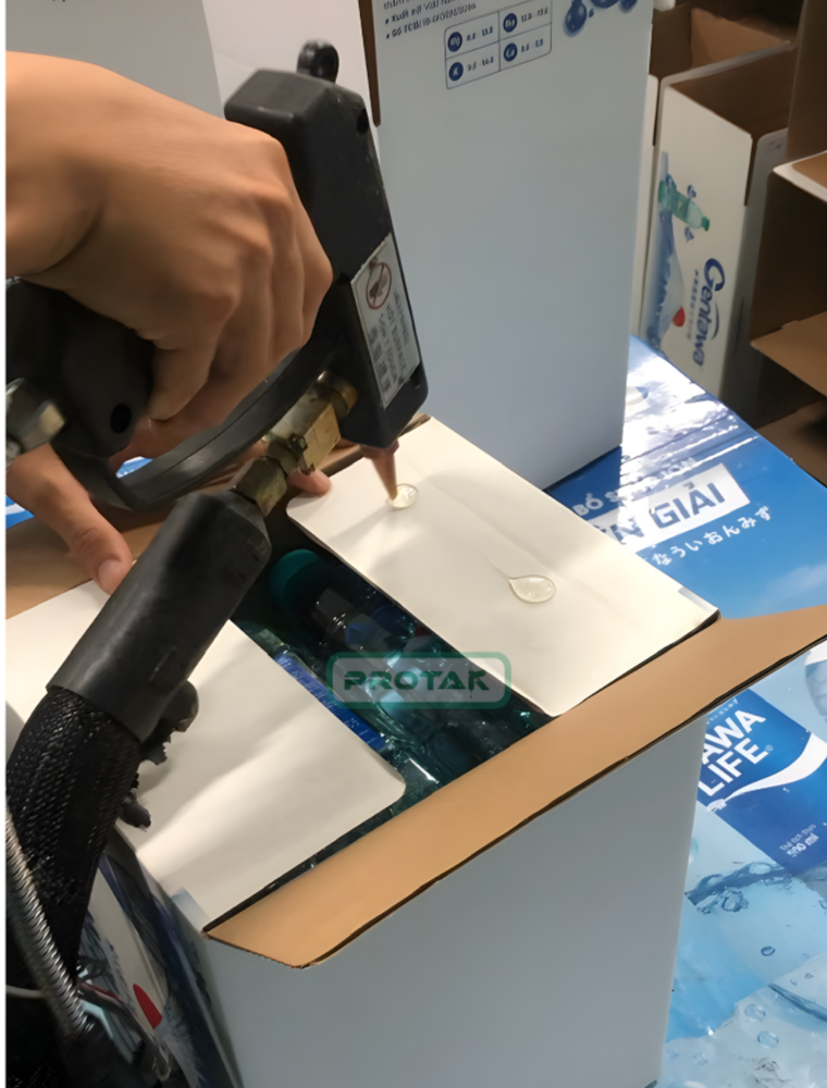 Máy Phun Keo Nhiệt Dán Thùng Nước Suối